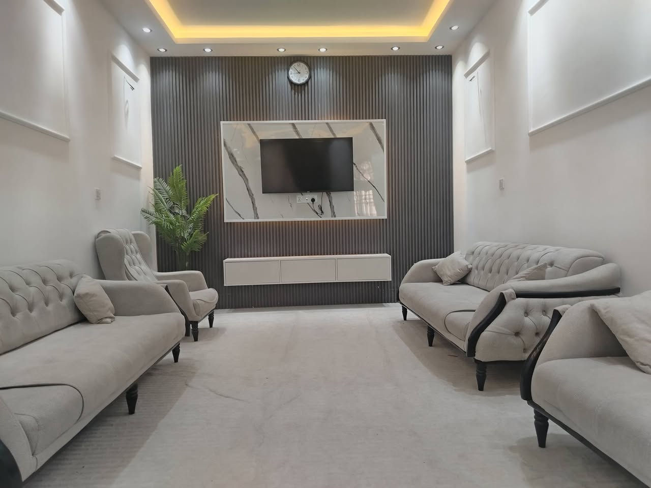 السلام عليكم
منزل
بالتقيه الثالثه ثالث بيت عن شارع نجف ديوانيه قريب عل مازن البنجرجي مقابل معرض المصطفى لتجارة السيارات اخوان المنزل تم بناءه عام ٢٠٢٢
مساحة المنزل ٢٥٠ متر
كونكريت مسلح طابق واحد
عدد الغرف ٢   ٦×٤
صالة كبيرة
مطبخ كبير
استقبال
صحيات عدد ٢
مخزن

للعلم المنزل معاملته كامله بالتطويب وموجود وصل بالاضافه مرقم من قبل البلديه والجهد الخدمي مباشر ضمن المنطقة 

للتفاصيل التواصل عل الرقم
*********** واتساب
