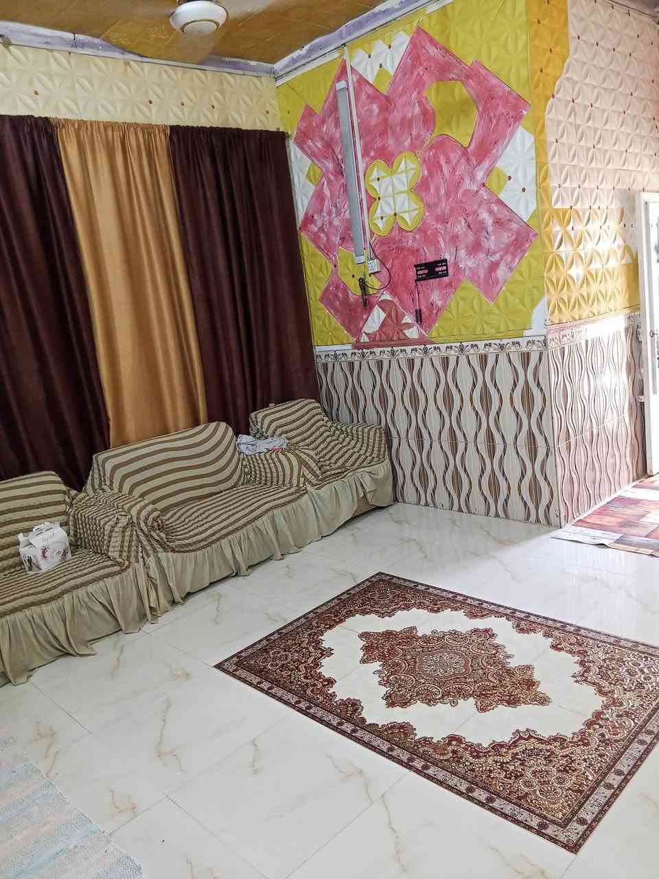 السلام عليكم بيت للبيع الموقع حي الحسن
غرفتين صاله ديوانيه مطبخ مخزن صحيات ممر 
المساحه 150 
السعر يم صاحب الرقم ***********
