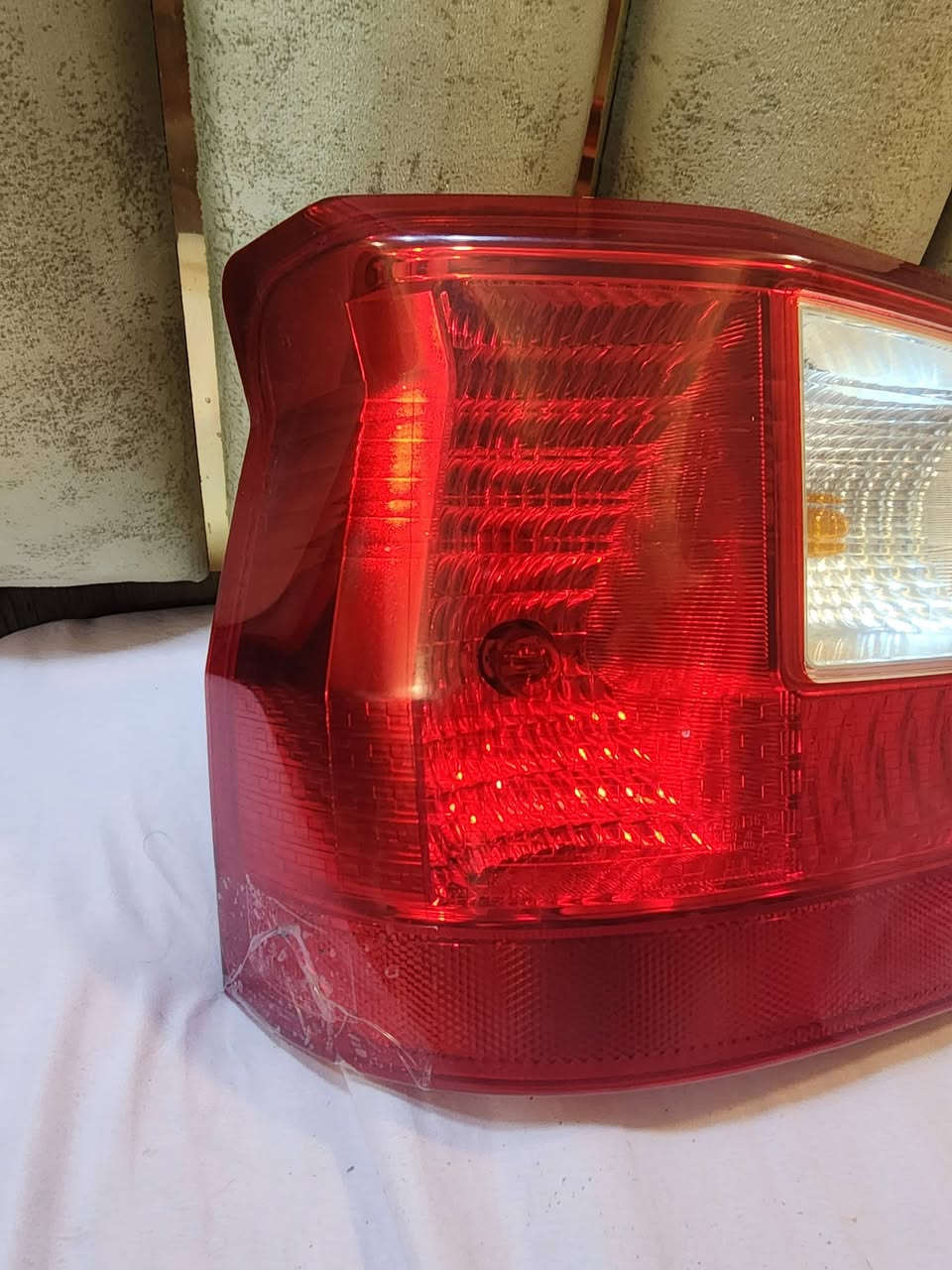 سلام عليكم 
بك لايت كوستر الايسر بلادي مال السياره بس صار بي  فطر  وبدلته 
جوه صغير  لاصقها بتيب شفاف 
قيم واخذ للاستفسار ***********
