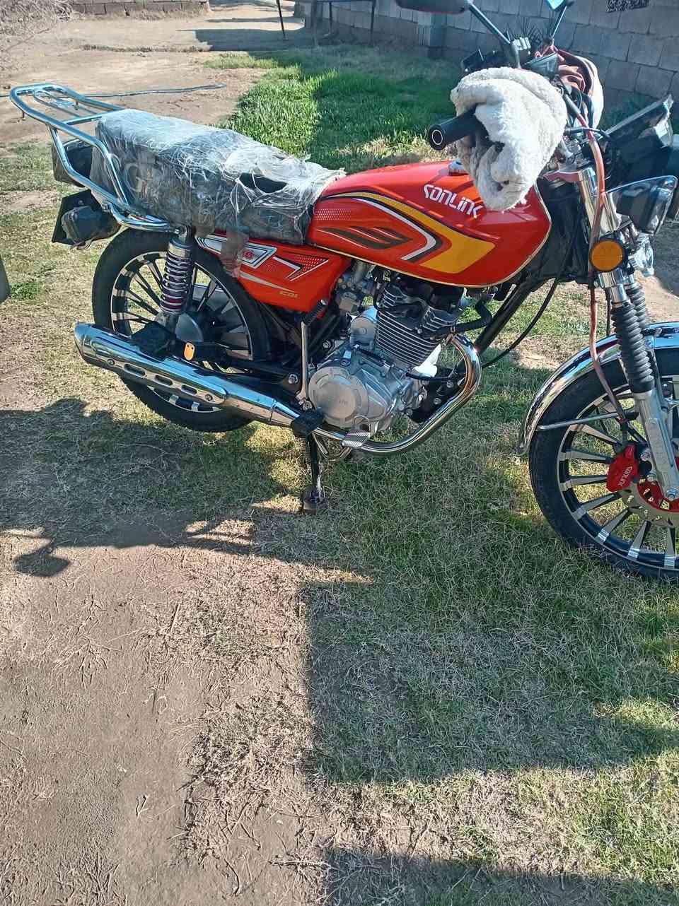 سلام عليكم دراجه لبيع سيفان 25 نضافه فول كلشي شغل لون مميز ***********
