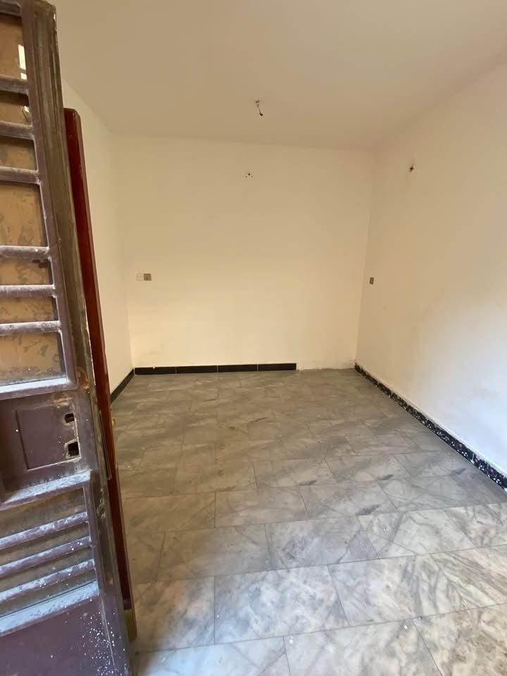 � بيت للإيجار – السيدية 

 • المساحة: 50 م²
 • عدد الطوابق: طابقين
 • التفاصيل:�
◦ ركن مع مدخلين 
      ◦ غرفتين نوم 
 ◦ صالة 
 ◦ مطبخ
 ◦ خدمات صحية
 • 
 • الاستخدام: سكني فقط
 • الموقع: السيدية – مربع جامع شاكر العبود 
 • سعر الإيجار: 750 الف 

📞 للاستفسار: ***********
🏢 الكوخ للتطوير العقاري