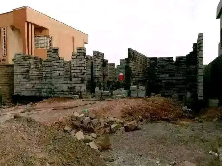 السلام عليكم 
كادر بناء متفرغ حاليا . نشتغل بالألف شغل نظيف ان شاء الله شعندك بناء اتصل وتدلل للتواصل على الارقام 
زين ***********
اسيا ***********
