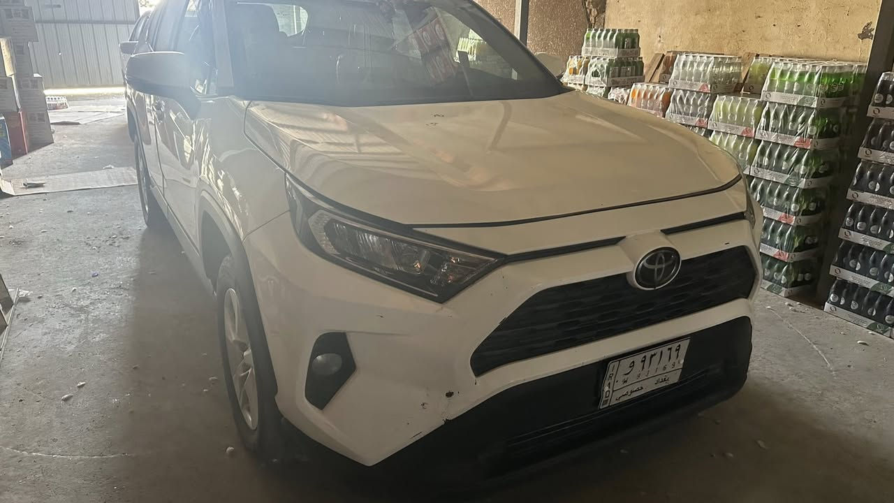 #سعر_مغرى_جدا
للبيع تويوتا RAV4 رافور بانزين
موديل السيارة : 2021
المسافة المقطوعة: 90مايل  
مواصفات ... XLE معروفة موصفاتها 
:بصمة تشغيل 
بصمة ابواب 
محرك 4 سلندر 2500 
بانزين  
تشغيل عن بعد 
بريك كهربائي 
فوريل 
اوتو هولد  
رادار امامي 
رادار نقطة عمياء 
رادار تحديد المسار 
وضعيات قيادة سبورت نورمال ايكو  
شاشة كبيرة 
تحكمات تحديد سرعة 
تبريد قطعتين 
شاحن واير ليس 
كشنات كهرباء 
اشاير بالمرايات 
4 انظمه قيادة 
وباقي المواصفات المعروفه 
وارد امريكي فقط باب سايق شبر  وبنيد شبرين  وجملوغ مبدل 
  رقم بغداد تحويل ثاني يوم 

للاستفسار 
***********
