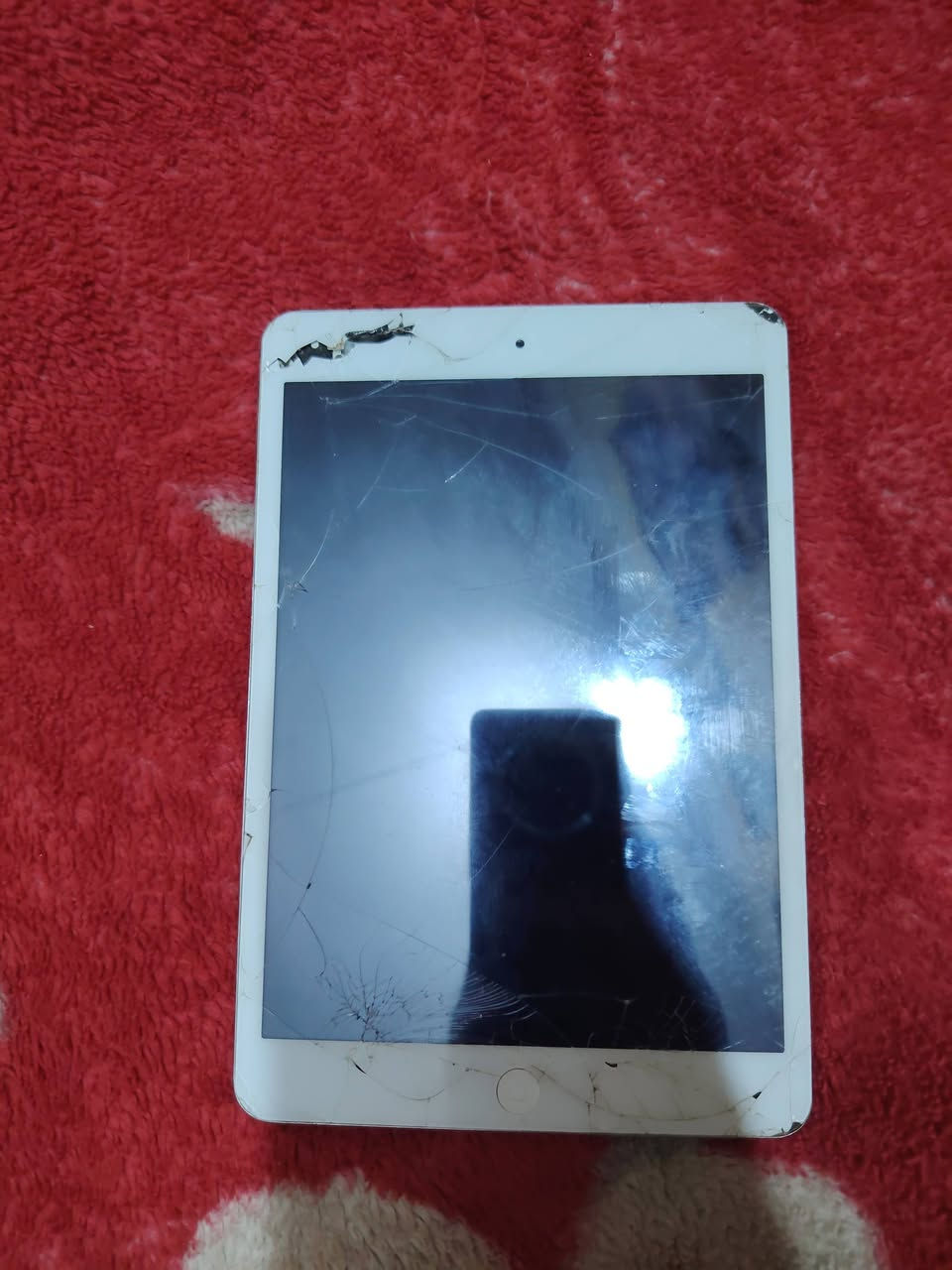 السلام عليكم
ايباد مني للبيع 
خوان لا اقرف ايباد مني شكد ولا اعرف الذاكره شكد
ف لاحد يسالني عليهن ابيع فحم
ب 30 الف وبي مجال
***********
