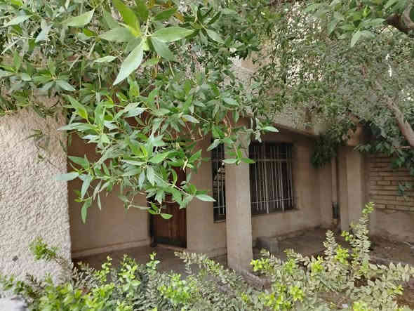 دار للبيع مساحه ١٨٠ متر الواجهة ٩ والنزال ٢٠ في حي الاعلام خلف شارع الخفاجي مباشرة بسعر مناسب جدا قياسا بمواصفاته ٢٩٥ مليون و بي مجال بسيط....إمكانية بيع ١٠٠ متر او ٨٠ متر حسب الرغبة.... شارع مرتب و هاديء جدا و موقع مميز قرب سوق الاعلام و المدرسة الصينية الحديثه و شارع البداله و تقاطع درويش.....بناء قديم يحتوي على استقبال ومطبخ وغرف عدد ٣ وصحيات عدد ٣ وحولي و درج خارجي بحيث معزول الطابق الأول عن الثاني...علما انه سابقا كان مؤجر لعائلتين كونه يتضمن  وحدتين سكنية و البيت فارغ حاليا.....للاستفسار *********** او ***********
