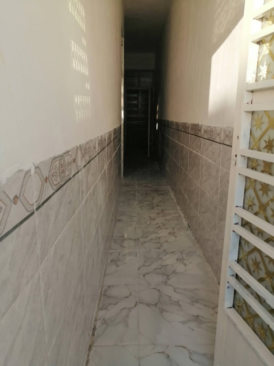 بيت للبيع في النهروان خلف جامع الكتاب مساحة 100 متر بناه جديد ***********
