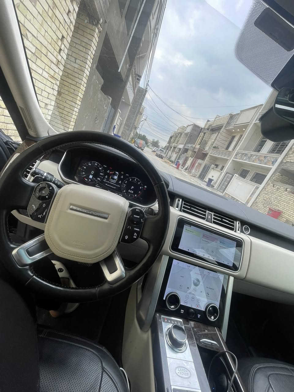 السلام عليكم ورحمة الله وبركاته 
 اللبيع Range Rover
موديل :2020
اللون : اسود 
المواصفات:  
سقف بنوراما وجلد 
نظام تعليق هوائي 3 وضعيات (جكات تصعد وتنزل اوتو +يدوي )
قيادة ذاتية 
اوتو ستارت 
اوتو بارك 
اوتو ستوب عند الاقتراب من سيارة اخرى
اوتو هولد
مانع انزلاق 
سايد بريك اوتو 
نقط عمياء 
5 كاميرات محيطية 
رادارات امامية وخلفية وجانبي 
تغير زاويا الرؤية بالمري عند الرجوع الى الخلف
انارة ليلية وكشافات ضباب ولايت اوتو
خمس بصمات ع الابواب 
صندوق كهربائي شفط
ابواب شفط  
تحكم بالتكيف تبريد وتدفئة من الشاشة 
كرسي السائق تدفئة وتبريد 
كرسي الراكب تدفئة وتبريد 
كرسي السائق 3 وضعيات خزن ميموري 
كرسي الراكب 3 وضعيات خزن ميموري 
تدفئة بالستيرن 
المقصورة الخلفية تبريد
تحكم منفصل بالمكيف 
تحكم كهربائي بالكشن 
انارة محيطية 
انارة ترحيب
السعر 425قابل تتلفاوص 
مراوس حسب القناعة


**إذا كنت صاحب هذا الإعلان وتريد حذفه لأي سبب، رجاءا أرسل رسالة إلى الدعم الفني**