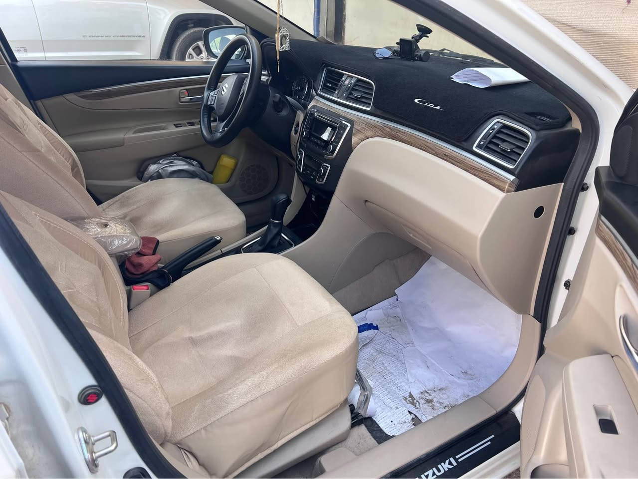 سياز سوزوكي ياباني موديل 2023
محرك 1500 
موصفات السيارة معروفه السيارة باقي عليها اقساط سنة واحدة وتصير حرة واذا تحب تفاصيل اكثر تكدر تتواصل وياي على الماسنجر واني بالخدمة بغداد, العراق


**إذا كنت صاحب هذا الإعلان وتريد حذفه لأي سبب، رجاءا أرسل رسالة إلى الدعم الفني**