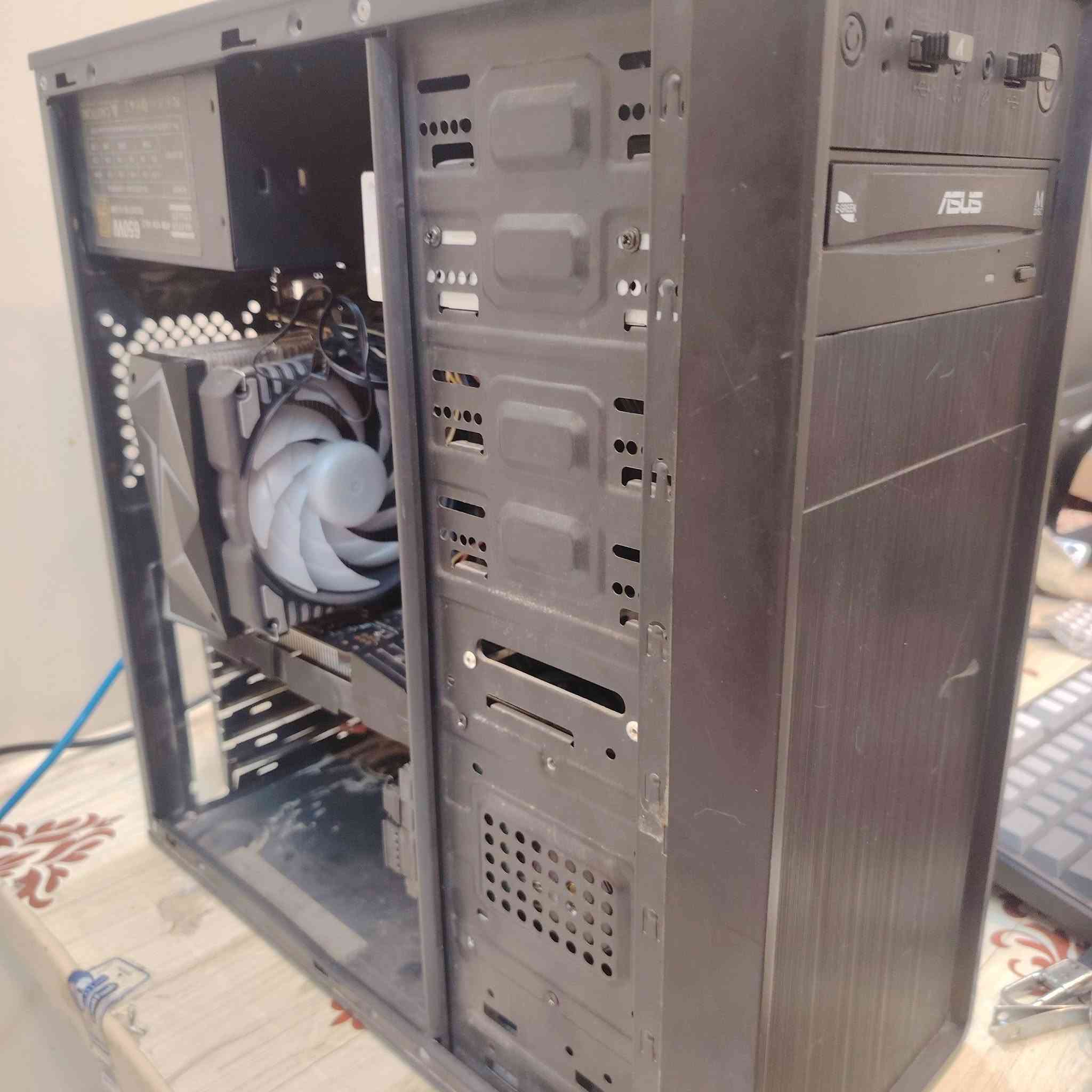للبيع تجميعة pc نظيفة مرتبة جدا 🔥
✅ المعالج: Intel Core i5-6400
✅ كارت الشاشة: GTX 1050 Ti
✅ مذربود H110m pro-vd plus
✅ الرام: 8 GB
✅ هارد الاول  1TB   hhd
✅ هارد الثاني ssd 256 GB 
✅ بور سبلاي 650W
✅ مبرد غازي للحفاظ على درجات حرارة ممتازة
🎮 التجميعة منزل عليها ألعاب جاهزة:
Assassin's Creed
Resident Evil 6
Call of Duty
Battlefield 1
Battlefield V
PES 2020
🖥️ التجميعة نظيفة جداً، مرتبة وجاهزة للاستخدام مباشرة، مناسبة للألعاب والدراسة والاستخدام اليومي.
📩 للاستفسار أو معرفة السعر يرجى التواصل على الخاص.
مكاني بغداد جميلة الاولى
رقم الهاتف واتس اب ***********
السعر ٣٢٥
