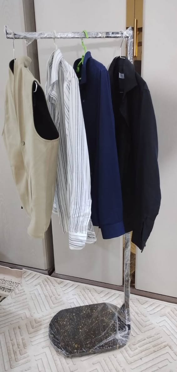 ستان عرض ملابس 
تسكام جديد شكد تريد موجود لون ذهبي
رتفاعه 170يطول وينزل يعني متحرك
سعر 35
***********
