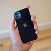 iPhone 12 mini للبيع مكسور ضهر و شاشه شويه 64GB بطاريه 76 جهاز شغال بد...
