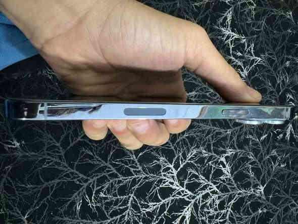 السلام عليكم 
ايفون 13 برو ماكس لون سمائي 
ذاكره 256
بطاريه 90
ماداخل نضيف 100‎%‎
السعر 800
العنوان بغداد مدينة الصدر تواصل ***********
