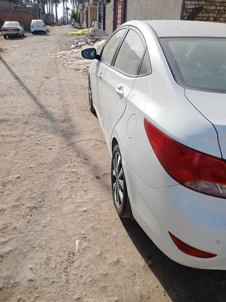 السلام عليكم اكسنت موديل 16خليجي فول عدا الفتحه والبصمه رقم بابل دولي بسمي تخم تاير  جديد حداديه نضيفه بيه تلث قطع صبغ جهت الصدر بيه باب الوره الصدر امبدله حلوه السياره اصفاحه حلوه لاطخات ولا شخوط بجم كبس الجنطه كبس حلوه السياره جانت عند ابنيه أو ماتعرف السوق أو طاخته مكينه 1400 كير خير من الله شاشه كامره تحكم جهتين اشاير بالمري مكان السياره حله حي الجزائر خلف السايلو السعر 92او بيه مجال ***********
