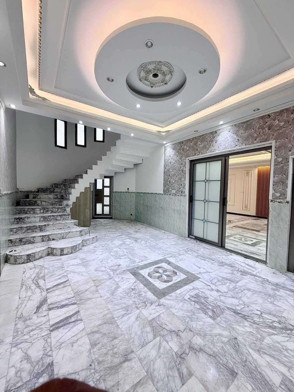 بيت للبيع بمساحة ٢٠٠ متر قرب حسينية البقيع (شارع إسماعيل) يبعد عن الشارع العام ٢٠٠ متر و على شارع مقرنص ٨ متر.
البيت مكون من ثلاث طوابق.
الطابق الأول يحتوي على استقبال و غرفتين نوم واحدة منهم فيها حمام و مطبخ حار و بارد و هول واسع.
و الثاني فيه ٤ غرف نوم، و الثالث فيه غرفة نوم واحدة.
الأرضية و الدرج مرمر.
طابو ملك صرف زراعي عراقي مكاتبة و وكالة و نسخة من الطابو. 
السعر ١٩٥مليون و قابل للتفاوض.
***********
