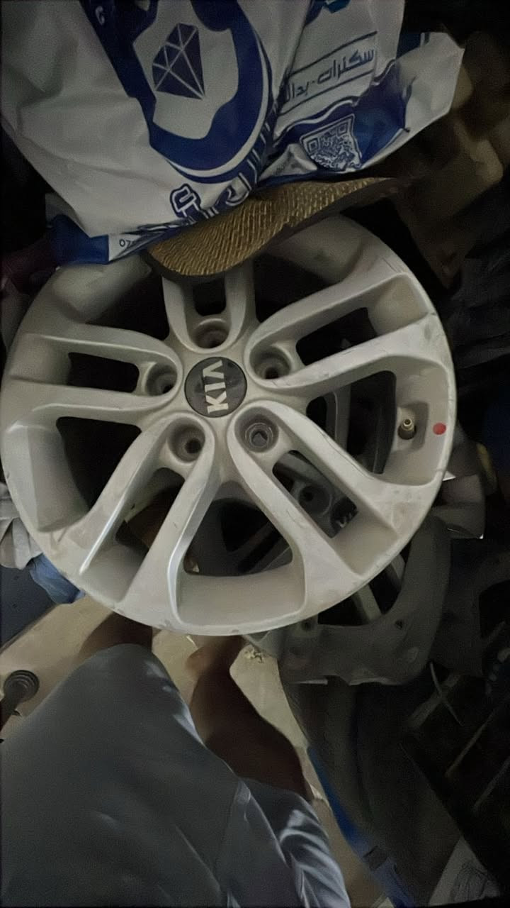 السلام عليكم تخمين ويل كب الاول مال سيراتو 13 حجمة 16 مع 3 تايرات بحالة جيدة والثاني مال سيراتو 2016 حجم 17 مع تخم تاير تعبان موكلش نضيف ***********
