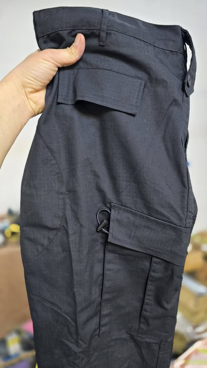 شونكم يابة" 
بدلة عسكرية لون اسود سادة كاملة هية والجعبة والجنطة نضافة 100% اكدر اكلك جديدة. انطيني سعر وبلعافية الشراي يتصل لو يراسلني
***********
