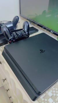 بلي 4 سلم🎮 مهكر ذاكرة 1000G نظافة 100‎%‎ ✅ ويا جوستكات 2 اصلية + ستاند...