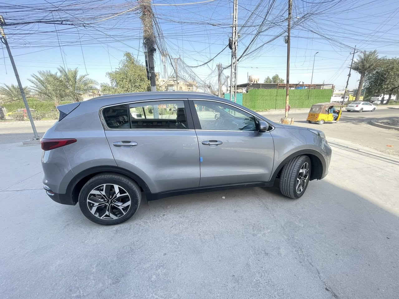 السلام عليكم سبورتج للبيع مواطن كوري موديل ٢٢ عداد المسافة ٤٩ قابل لزياده رقم بغداد بسمي سيارة كوري اصلي من أمة بصمه كراسي كهربا عدد ٢ جلد  ستيرن مدفه كشن حار بارد حتى الكشن الخلفي مدفه هند بريك بصمه تحديد مسار شاشه اصليه كامره دواره محرك ٢٠٠٠ دوش لمعرفة المزيد اتصل على صاحب السيارة ***********
