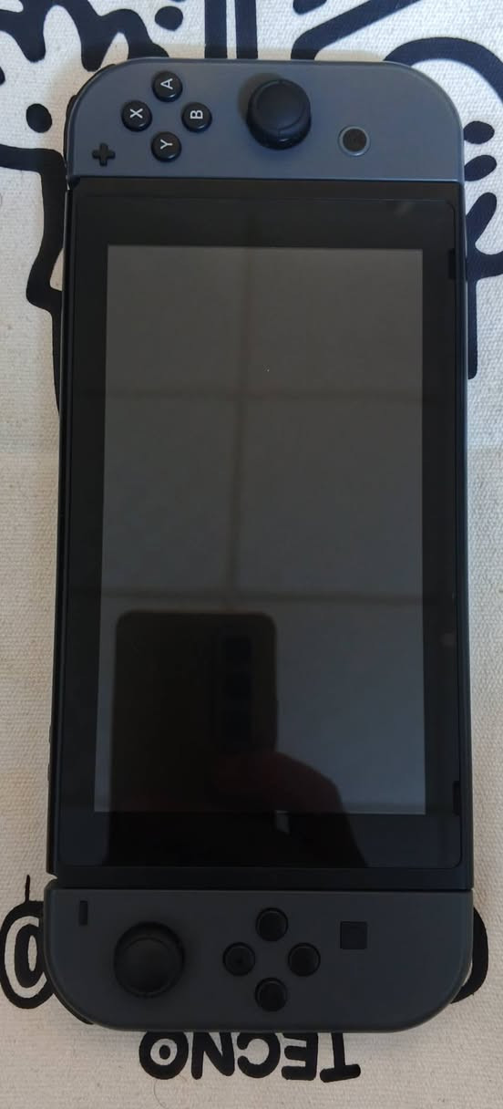 نينتندو سويتش Lcd مهكر قطعة نظامين اوفلاين  فقط فعال (النسخة المحسنة V2 في النسخة المحسنة بطارية الجهاز تكون بقوة بطارية الاوليد في مدة التشغيل ) نظافة ممتازة جدا والشاشة نظافتها ١٠٠ بالمئة وكافة الملحقات والجويكونات اصلية 
 مع ذاكرة 128 كيكا اصلية مليئة بالالعاب مع كافة الملحقات الاصلية للجهاز مع جنطة للجهاز والملحقات و الجهاز مكفول من كافة المشاكل والاعطال 100 بالمئة 
السعر 250 الف 
توصيل بغداد ٥ الاف وباقي المحافظات ٦ الاف 
للتواصل ماسنجر او واتساب او الاتصال
***********
