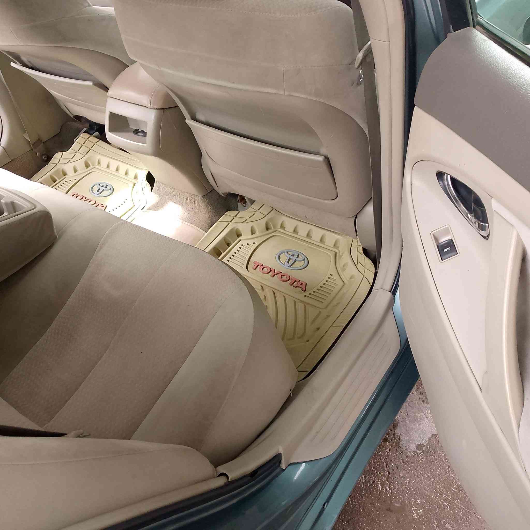 السلام عليكم تيوتا كامري للبيع موديل 2010 أمريكي خمس قطع صبغ ابيعلك حزام ب 98 ورقة وبيهه مجال للتفاوض للاستفسار اكثر ***********
