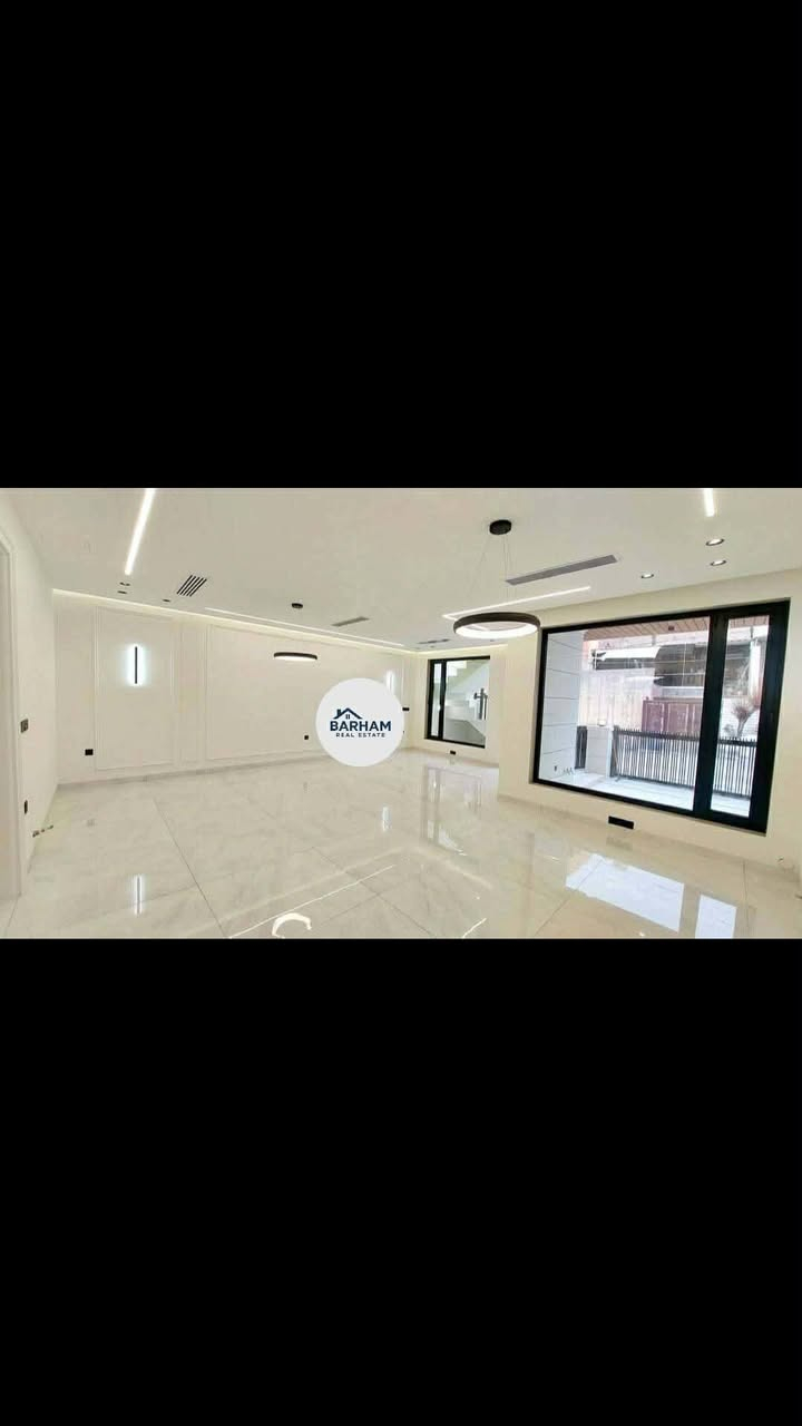 ‏                                      ﷽
                  🏢 خانوو بۆ فرۆشتن 🏢

‏ ‎🔺#کۆدی_ژمارە : 1190
📍#سەرچنار

📍#ناونیشان :-  گردی سەرچنار، نزیک مزگەوتی بیلالی حەبەشی 

‏‌‎🅰️ #ڕووبەر :- ـ   150  مەتر

🌗 #پێشی :-  ـ  7,5  مەتر

🚧 #شەقام :-  10 مەتری

🔶#ڕووی :-  گۆیژە 

      
📮 تێبینی :- خانووێکی دوو قات لە گەڕەکی گردی سەرچنار بۆ فرۆشتن، خانووەکە پێکدێت لە دوو نهۆم بۆ دوو ماڵی جیا دەبێت، خانووەکە تازە دروستکراوە و کەسی تێنەچووە، سیستەمی شۆڤاژ، دەکتی موبەریدە و سەقفی کونافە و لایتی لینەری تێدا بەکارهاتووە.

نەخشەی خانووەکەمان بەم شێوەیە  قاتی یەکەم پێکدێت لە، گەراجی سەیارە، هۆڵ و میوان، مەتبەخ سارد و گەرم، موشتەمەلات و دوو ژووری نوستن 

نهۆمی دووەم میوان، مەتبەخ سارد و گەرم، موشتەمەلات و دوو ژووری نوستن 
...............................
بۆ زانینی نرخی ئەم خانووە ژمارە (1) لە کۆمێنت دابنێ 
................................

‏‌🔸 بۆ زانیاری زیاتر دەتوانن پەیوەندی بکەن :- 
مامۆستا بەرهەم :   *********** 
کاک بەهمەن :         *********** 
.....................
ناونیشانی نوسینگە: سلێمانی تازە،  خوار مزگەوتی ئەبوبەکری صدیق ،جادەی قەنات،فەرعی بەرامبەر دارەسوتاوەکە
..................
تۆی بەڕێز هەر موڵکێکت هەیە دەتەوێت بیفرۆشیت یان بە کرێی بدەیت  دەتوانیت بۆمان بنێری و بێ بەرامبەر بۆت بڵاو دەکەینەوە
