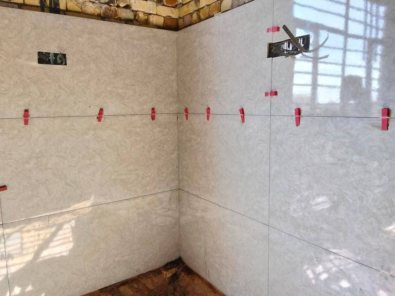 خلفه سيراميك ارضي وجداري والشغل درجه اولى//***********///
