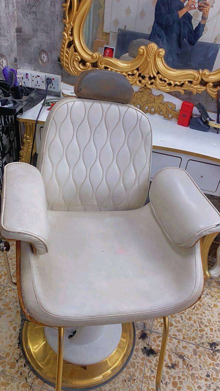 كراسي زوج نضيفات وياهن كرسي واحد الكراسي وياهن ٤ ارجل ذهبيات 
