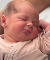 دكتور… ابني يعصر، يعيّط، ويصرخ وقت الخروج! بطنه تطلع وهو كلش يبچي… طبي...