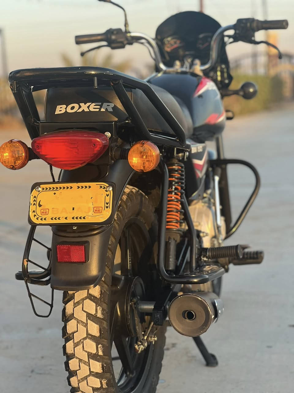 السلام وعليكم دراجة بوكسر موديل ٢٣ اوراق جاهزة تكدر ترقم هسه الترقيم مفتوح مابيهة نقص ولا برغي النظافة خير من الله مكان الدراجة ديالى ناحية جديدة الشط للاستفسار اتصل وادلل ***********
