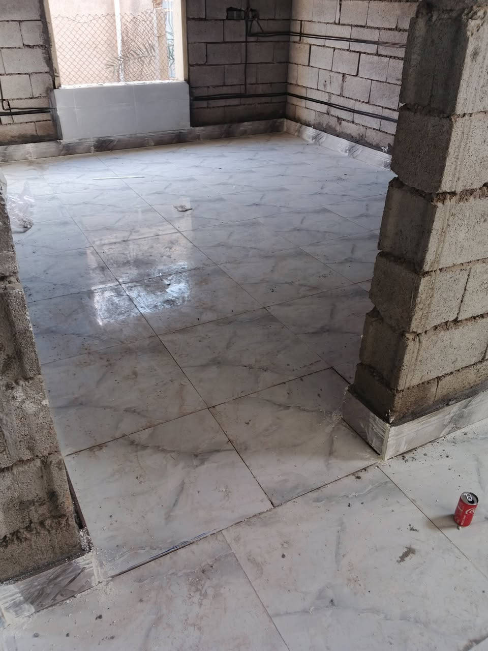 يوجد خلفه سراميك متفرق داخل تكريت  ‏‪***********‬‏ قير متواجد عل فيس
