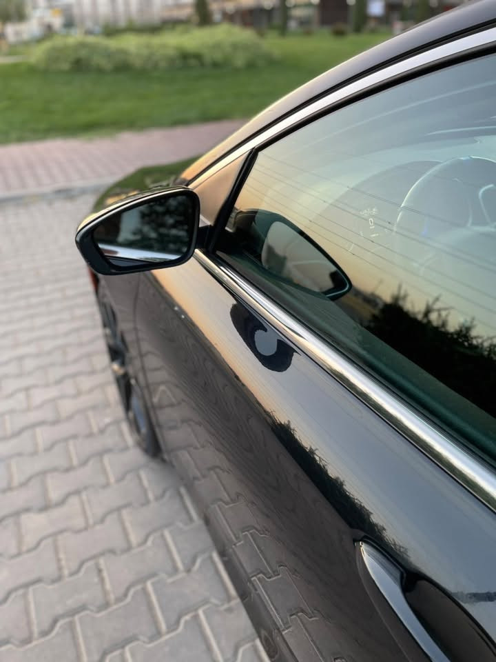 ‎ المواصفات والداخلية:Chrysler c200 2015 2.4L
ويل كب حجم 19 S.
‎    شاشة كبيرة + كاميرا خلفية دوارة (تتحرك مع حركةالاستيرن).
    
أضواء LED نهارية + بروجكترات (كشافات ضباب).
    
كراسي كهرباء + تدفئة كراسي.
    
تدفئة ستيرن (سكان هيتر).
    
تبريد دبل زون (تحكم منفصل للسائق والراكب) + فتحات تكييف خلفية.
    
محدد سرعة (كروز كونترول).
    
تشغيل بصمة.
    
شخالات بلاد.

المحرك والـكير:
    كير 9 نمر (9 سرعات) دبل كير.
    المسافة المقطوعة: 133 ألف ميل.
    الكير والمحرك والكهربائيات مكفولين وبشرط الفحص.
الأوراق والتحويل:
    
السنوية جديدة، والسيارة باسمي وجاهزة للتحويل مباشرة (بدون أي غرامات).
البودي والصبغ:
    
صبغ جاملغين أمامي فقط.
    دواخل سليمة بالكامل (بدون أي ضربة داخلية).
    الإيرباج سليم (ما طاق) وبشرط الفحص.
السعر:

لمعرفة السعر والاستفسار، يرجى مراسلتنا على الواتساب:
[***********]
