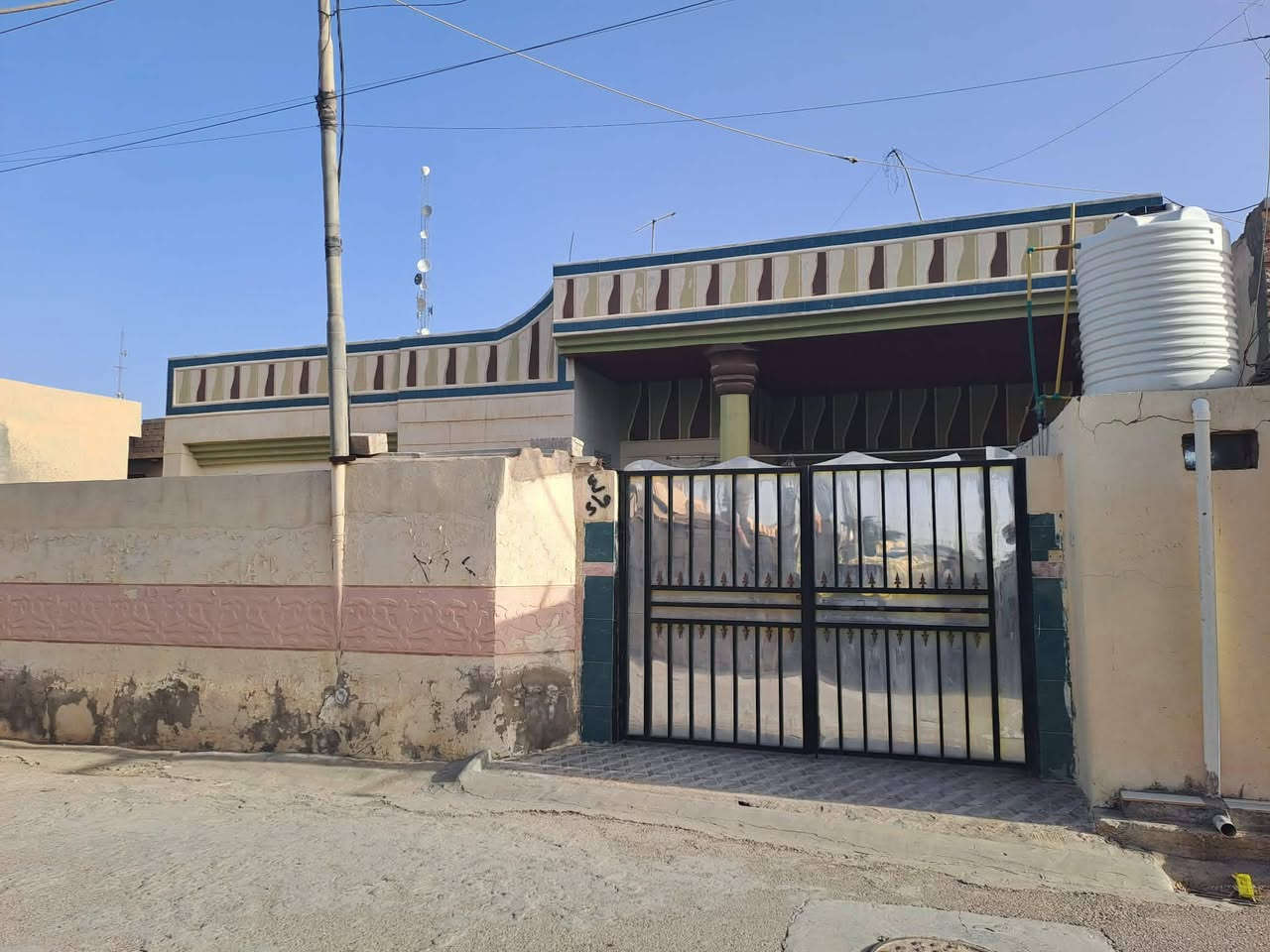 سلام عليكـم بيت للبيع مساحه ٣٠٠ غرف نوم ٢ مطبخ وصاله  وهول وديوانيه وكليدور البيت نضيف المكان حي الشهداء قرب جامع ابن القيم بصف ملعب الخالديه / رقم صاحب البيت ***********
