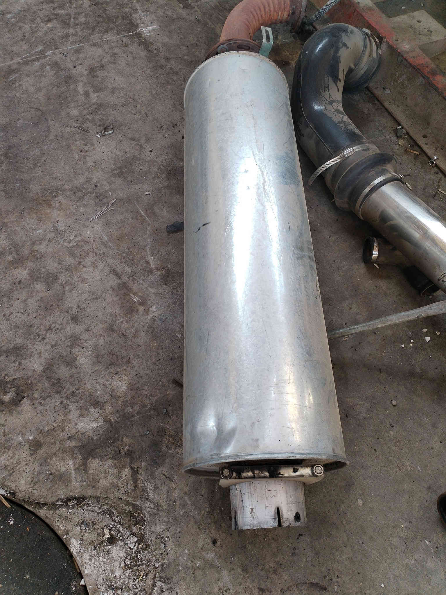 للبيع محرك فالفو دي 13كامل شغال شرط الحمل استندر كامل مع تفرعاته مع طبكه مالته مربوطه بيه مه صالنصه جديدا كلش لاتصال ***********
