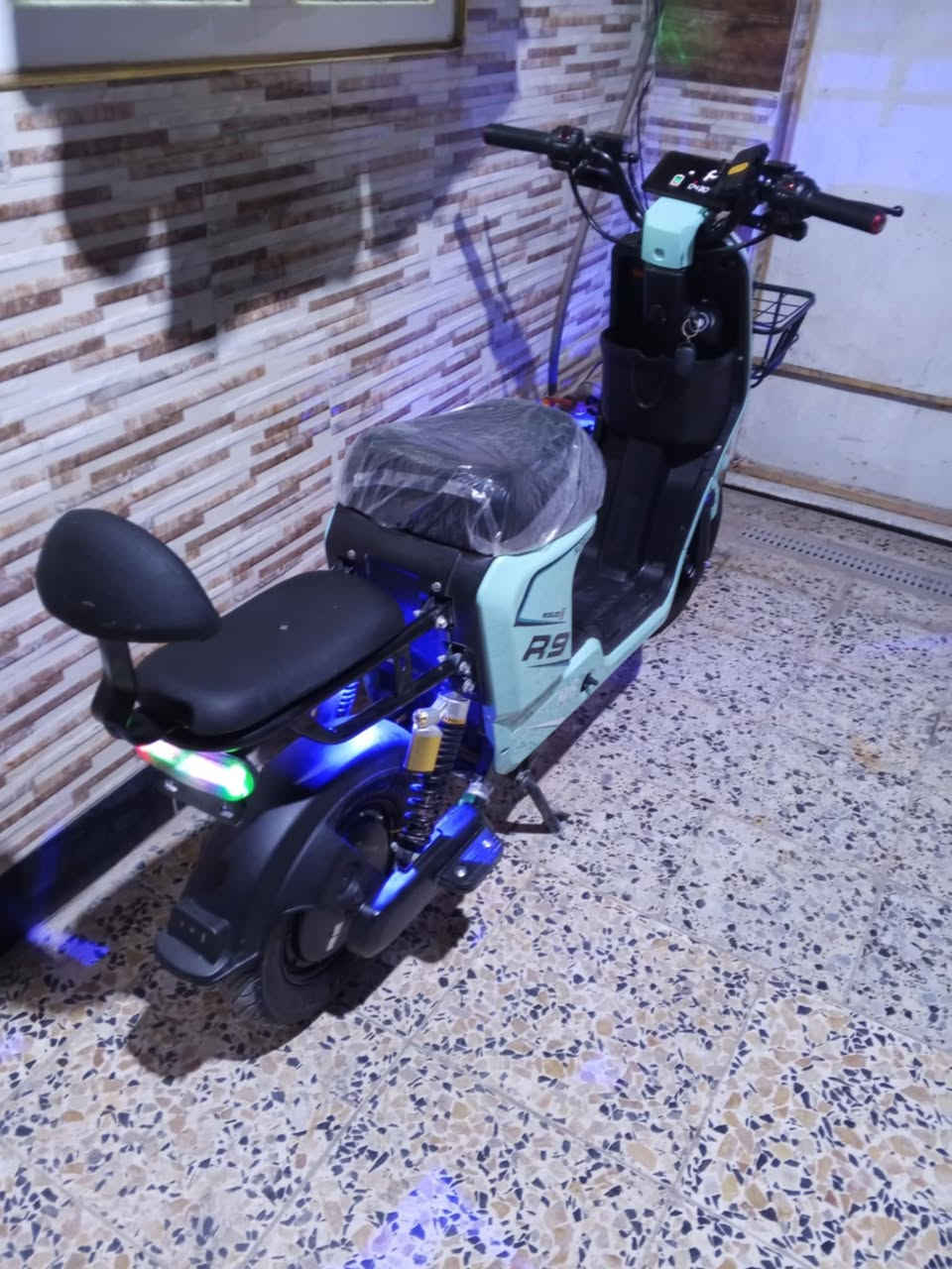 دراجه شحن للبيع نوع (R9) موديل(2025) فول مواصفات لون مميز نظام P لايت عالي وناصي إشارات لكزز دراجه جديد  R رجوع للخلف بطاريات  عدد 5 ملف 1700 حقيقي سرعة بالشاشه 99 سرعه حقيقي 65 تايرات جديد بريكات دسك رياضي سماعة بلوتوث MB3بلادي نضافه 100% سعر  350  وبي مجال للطيبين  لمكان بعقوبة التحرير


**إذا كنت صاحب هذا الإعلان وتريد حذفه لأي سبب، رجاءا أرسل رسالة إلى الدعم الفني**