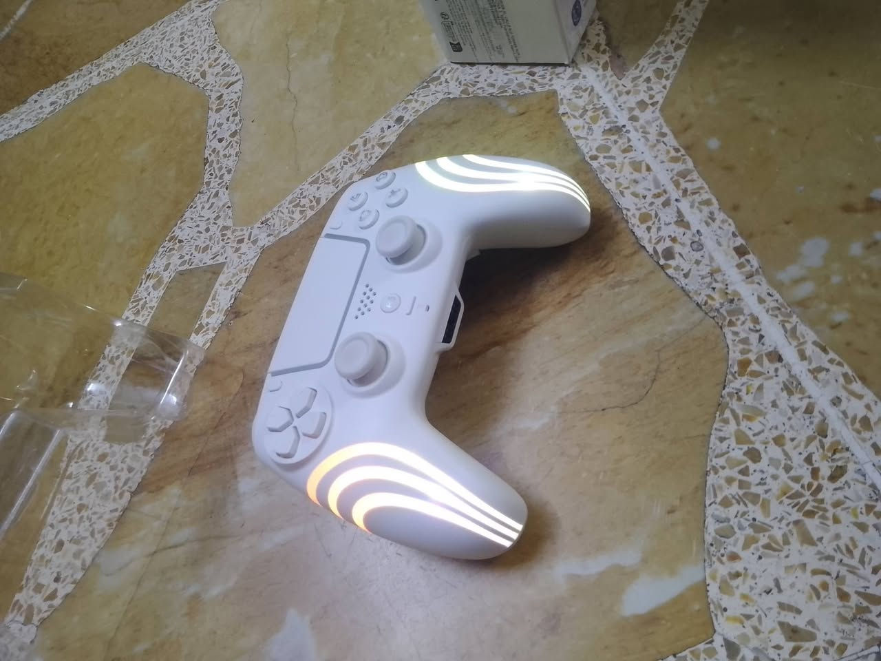 🎮 عدل لعبك واصعد للمستوى الفول! 🚀
لكل جماعة الكيمنغ والتريد تحترف صدك، وصلت اليد الخرافية P5 Wireless Controller اللاسلكية. شكل وتصميم يسطر، وأداء ثابت يغيرلك اللعبة مية وثمانين درجة!
✨ ليش هاي اليد تفيدك؟ (المواصفات):
 * 💻📱🎮 تشتغل على كل الأجهزة (بشرط): اليد جوكر وتشتغل وياك وين ما تريد! تربط على الـ PS5، وعلى الحاسبة (PC)، وعلى الموبايلات (آيفون وأندرويد) وباقي الأجهزة بدون أي مشكلة.
 * 🌟 إضاءة RGB تشق الظهر: اليد تجيك بخطوط إضاءة ملونة تجنن على الجوانب وداير حبل لوحة اللمس (التاتش باد)، تنطيك جو غرف كيمرز حقيقي بالظلمة.
 * 🔋 وايرلس بدون دوخة أسلاك: العب براحتك وبدون قيد، اتصال لاسلكي سريع وقوي وما بيه أي تـأخير (Delay)، وتشحنها بسرعة عن طريق منفذ Type-C الحديث.
 * 🎯 دكم خلفية مالت محترفين (M1 / M2): بيها أزرار إضافية بظهر اليد تكدر تبرمجها، تفيدك حيل بألعاب الشوتر والـ FPS حتى تسبق الكل بالحركة والتصويب.
 * 👌 لزكة يد مريحة وما تزحلق: ملمس اليد من ورة بيه خشونة خفيفة حتى لو تعرق يدك وقت الحماس ما تزحلق وتضل ثابتة بيدك بالساعات.
 * 🕹️ تاتش باد وأنالوج دقيق حيل: لوحة اللمس تشتغل بكفاءة عالية، والأنالوج مالتها ناعم واستجابته سريعة لكل حركة تسويها.
💰 السعر: 150 ألف دينار عراقي بس!
📍 ملاحظة: متوفر التوصيل داخل الموصل فقط حالياً (ما عدنا توصيل لباقي المحافظات).
📥 للطلب أو الاستفسار: راسلنا على الخاص (رسائل الصفحة) أو اترك تعليق وهسة نجاوبك!
#الموصل #العراق #كيمنغ #بلاستيشن #ألعاب #Gaming #Controller


**إذا كنت صاحب هذا الإعلان وتريد حذفه لأي سبب، رجاءا أرسل رسالة إلى الدعم الفني**