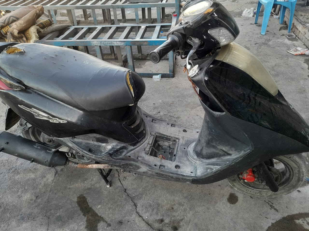 السلام عليكم بريز للبيع بيه نقص بس باتري دبلات أماميه مبدلات جدد الدراجه شغاله السعر ٣٥٠ وبيه مجال ***********
