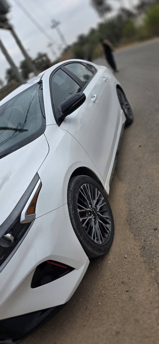 السلام عليكم فورتي حتي لاين اعله فئه السياره جديده استعمال شخصي بيه جاملغ وربع دعاميه رقم بغداد باسمي محرك ٢٠٠ السياره استعمال شخصي السعر ١٧٠ و بيه مجال لاستفسار ***********
