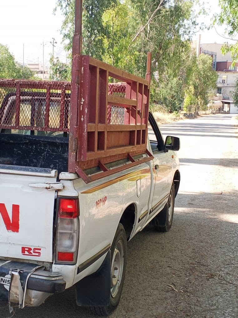 سڵاوی خواتان لێبێت
ئەم پیکاب نیسانە بۆ فرۆشتن
تەبرید لەسەر سویچ
2008
سەنەوی تا2030تازەیە بە ناو خۆمانەوەیە
بۆنیت و درەگای سایەق و چاملەغی سایەق پارچە ڕەشە 
سە قفی تۆزێ کارتی هەیە
سەیارەکە تابڵێی خاوێنە
جوانە دەرو ناوی لۆكـــە 
دەعم و لێدراوی نییە 
پاش و پێشی کەپسە
سەیارەکە مەسرەفی گەڵاو نیوێکی تیایە
لە معامەلەیا ئەی گەڕێنینەوە
سعری/85 وەرەقەو مەجال
تکایە گەر مشتەری نیت با سەری یەکتر نەهێشێنین
شوێن:قەزای دوکان
ژ.م/***********
*********** دخان, السليمانية
