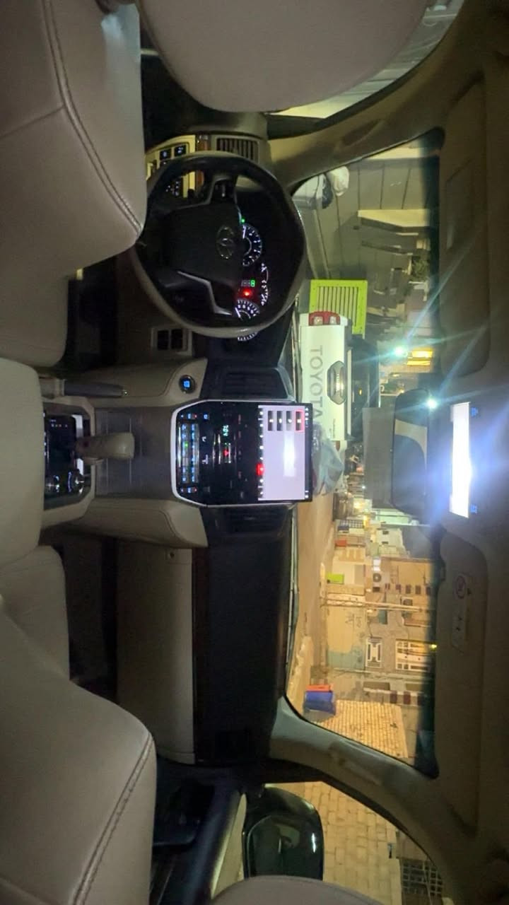 سلام عليكم 
لاندكروزر 2017 فول مواصفات 
فئه GXR 
كلين كفاله من دعاميه للدعاميه
سياره ما شاء الله نضيفه حت دهن بدله من شركه و وصولات موجوده والله سياره مال بيت ما يطلعون بيه هواي
ماشيه 100  
كامرات امامي 3
3 شاشات 
كشن كهرباء 
تحكم ستيرن 
تشغيل عن بعد 
6 سلندر 
وبيه بعد مواصفات 

لاستفسار 
***********
