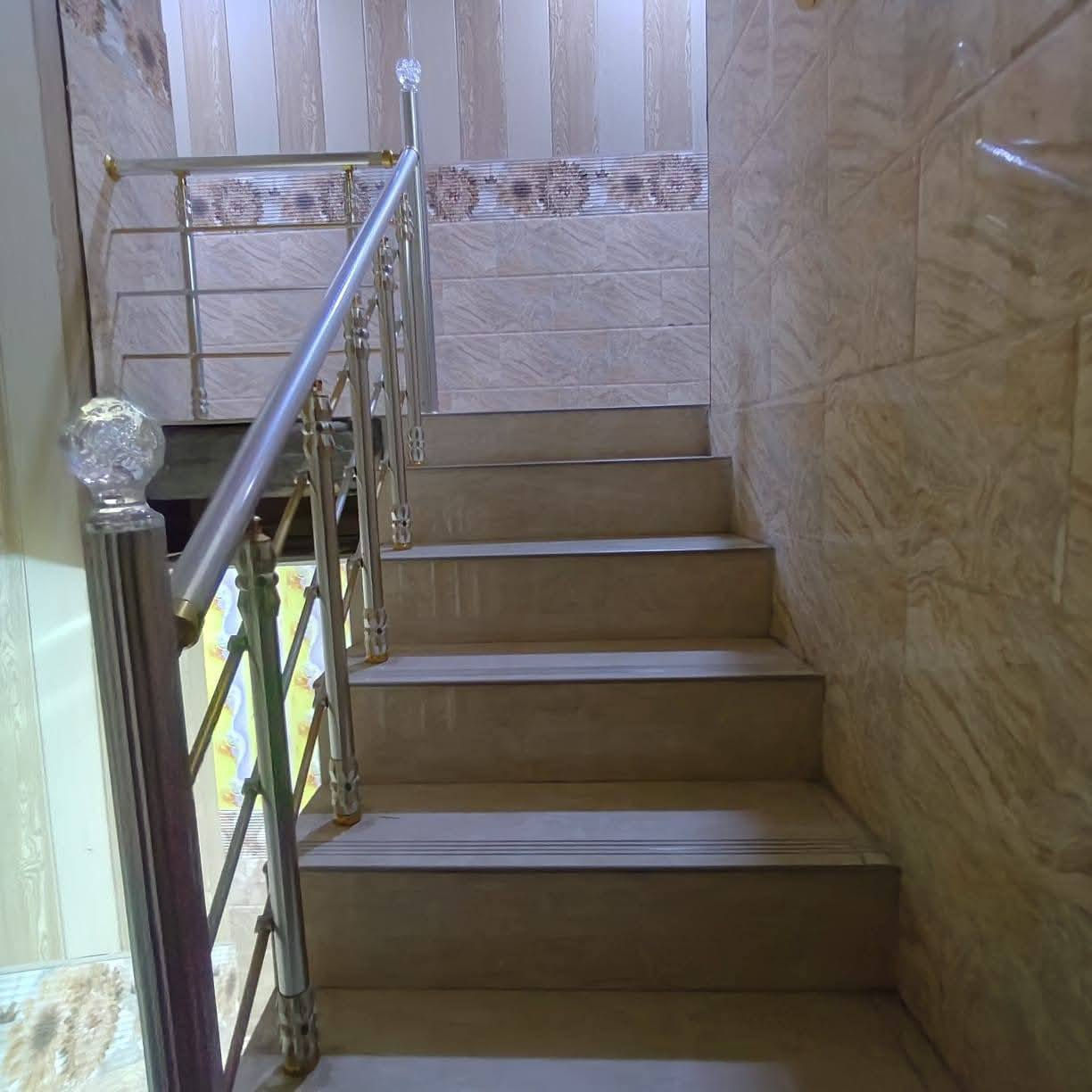 دار طابو صرف عرصه تحويل بأسم المشتري مساحه 125م طابقين يحتوي على 3غرف وديوان ومطبخ وصحيات وكراج السعر105 بي مجال للشراي العنوان البصره ابو الخصيب محيله الشارع الوسطي قرب المدرسه الصفره كل الخدمات متوفر كهرباء ماء تبليط رصيف منطقه وناس راقيه للاستفسار اكثر ***********
