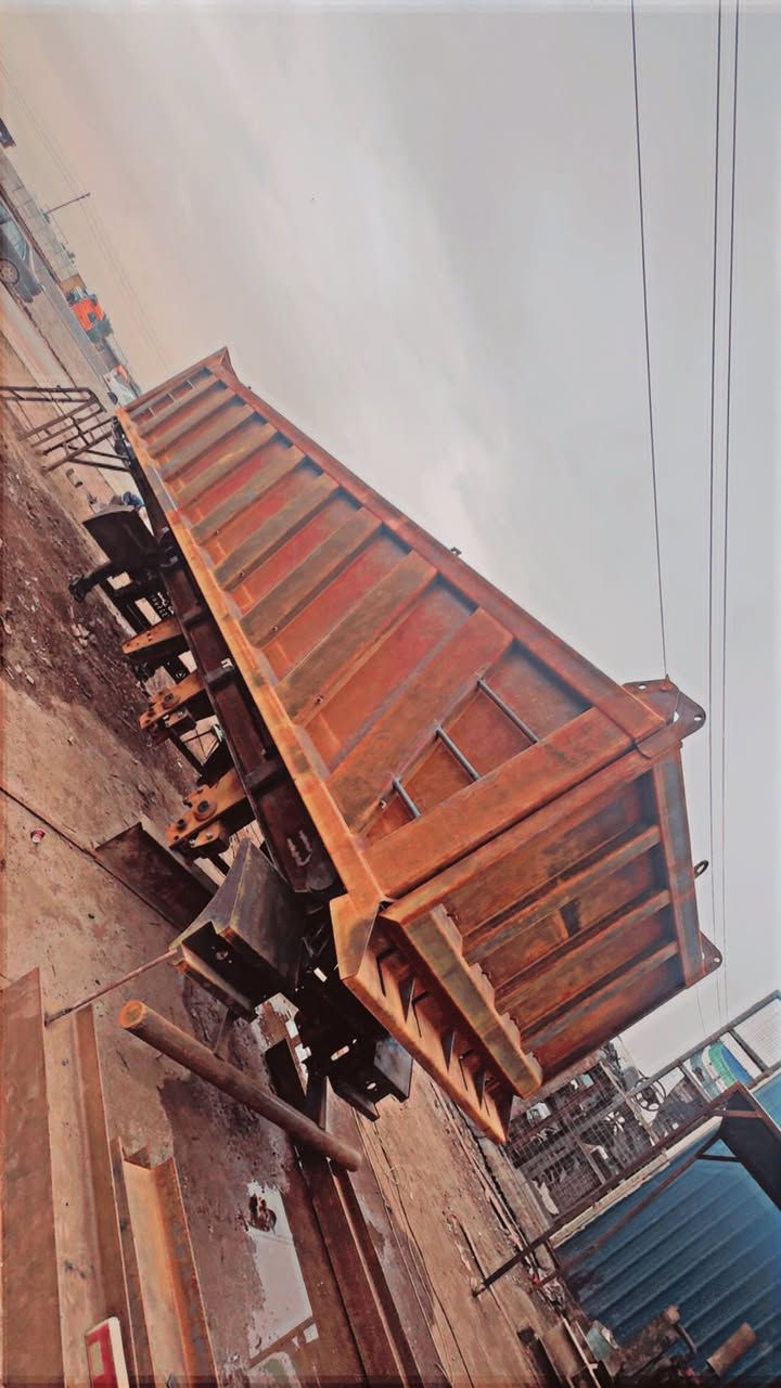 السلام عليكم البيع نساف ماموت الطول 925 الرتفاع 145(الذرعه31 متر) شاصي 16 جك165 قطر85 الجبر اربع دنكير واحد تعليك حديد تركي شرط (***********)
