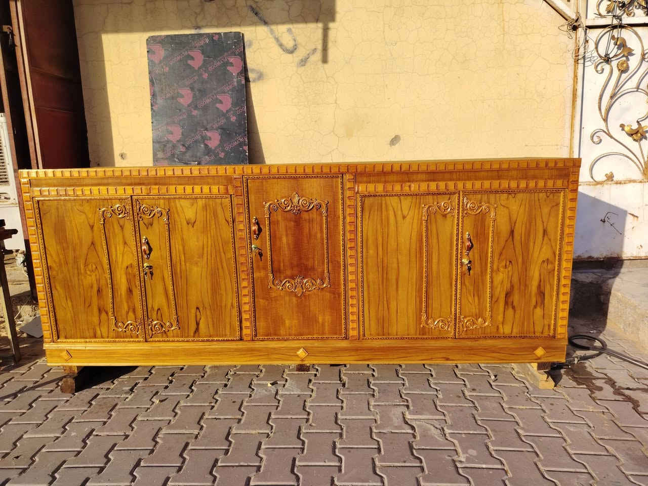 بوفيه احطاطه شغل ايدي ثقيل مو سوكي 2 ونص صاج عراقي فول مكان حولي الزهور السعر 265 الف بيهه مجال شويه اتصل ***********
