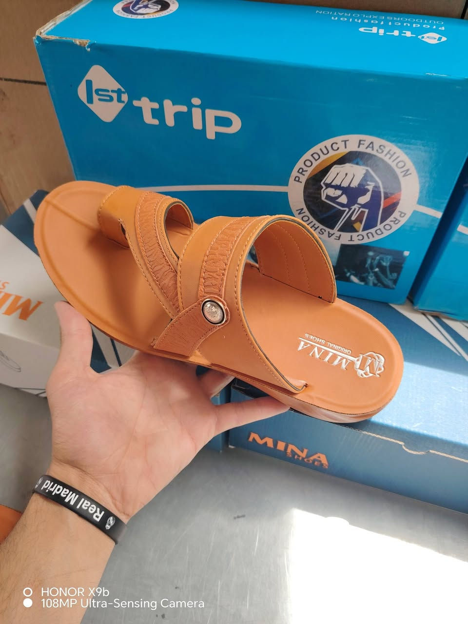 راحة بكل خطوة، وأناقة بكل مكان 👣
شحاطة طبي من MINA تجمع بين الراحة الفائقة والتصميم العملي، مناسبة للاستخدام اليومي وتخفف الضغط على القدم أثناء المشي الطويل.
✨ مريحة
✨ خامة ممتازة
✨ تصميم أنيق
✨ مناسبة للبيت والخارج
💰 السعر فقط 6000 دينار
دلّل رجليك براحة تستحقها مع شحاطة MINA الطبية — جودة وسعر مناسب بانتظارك.

#العنوان موصل  باب جديد قرب صيدلية الحلا داخل القيصرية تحت كافتريا طوكيو 💯 
لايك للصفحة ومتابعته ليصلكم كل جديد
رقم الهاتف للحجز
***********
