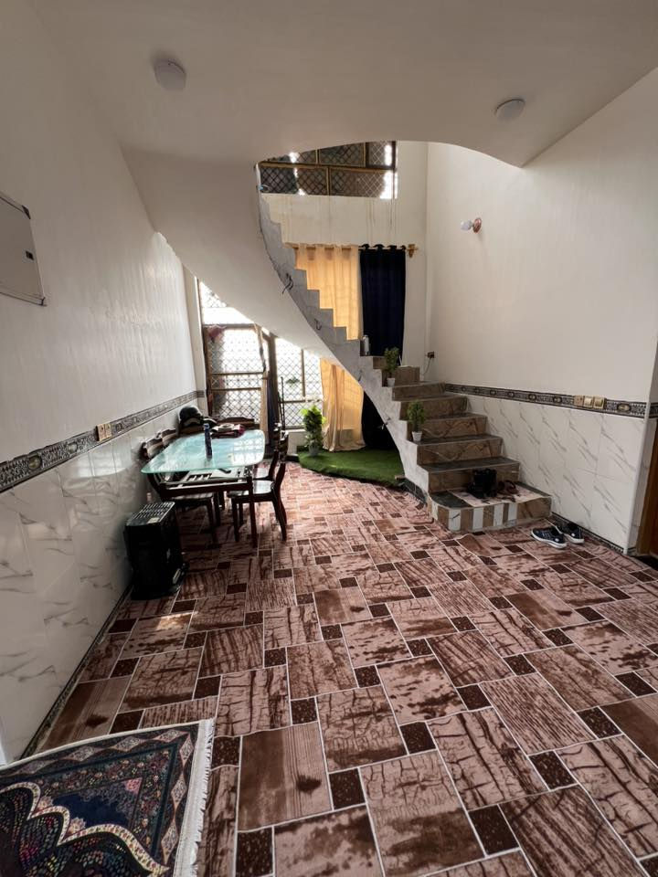 السلام عليكم بيتين للبيع اقرا المنشور جيداً قبل الاتصال بيت طابق واحد مع دونم ونصف مكون من ثلاث غرف نوم و مطبخ و حمام و استقبال و صاله 
2_البيت الثاني طابقين مكون من غرفتين وصالتين و استقبال و مطبخ و حمام و الطابق الثاني نفس الشي عوزه فقط بورك و جص فقط 
للاستفسار الاتصال *********** حمودي الغراني 
ابو يوسف ‭***********
