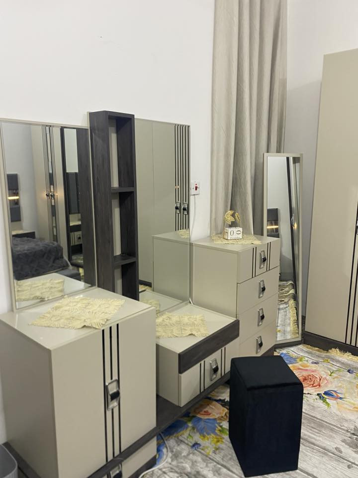 السلام عليكم غرفه تركيه استخدام قليل سرير نفرين / شازلون/ كنتور6 أبواب / ملحق 2 باب / شازلون / طابوريه ميز للبيع السعر 1 ونص 
للاستفسار ***********
