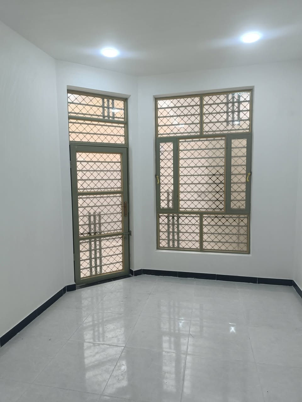 السلام عليكم مشتمل للبيع٥*٢٠ في حي الحوراء بناء جديد أربع قطع غرفة نوم وصاله ومطبخ واستقبال ومجوعه صحيح طابق واحد الصطح اشتايكر شغل الله شاهد درجه اولى قريب على المدارس وساحه قرب شارع سيد يعقوب السعر ٨٠ وبيه مجال الاتصال ***********
