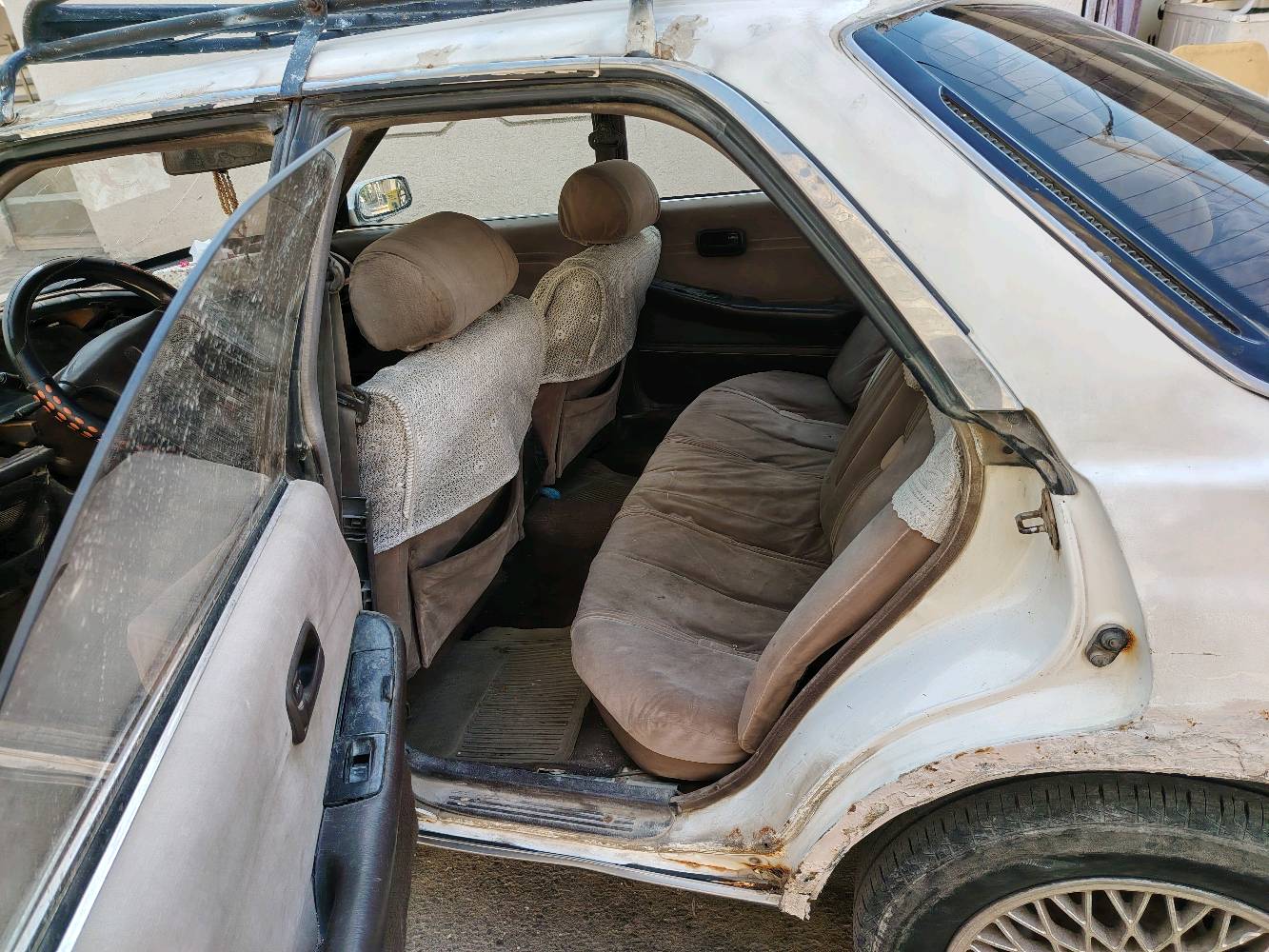 سيارة للبيع، لونها أبيض كما موضح في الصور. السيارة بحالة جيدة للاستخدام اليومي. المقصورة الداخلية نظيفة ومجهزة بمقاعد مريحة. المحرك يبدو قويًا ويعمل بكفاءة. يوجد بعض الخدوش الخارجية لكن لا تؤثر على الأداء العام للسيارة.