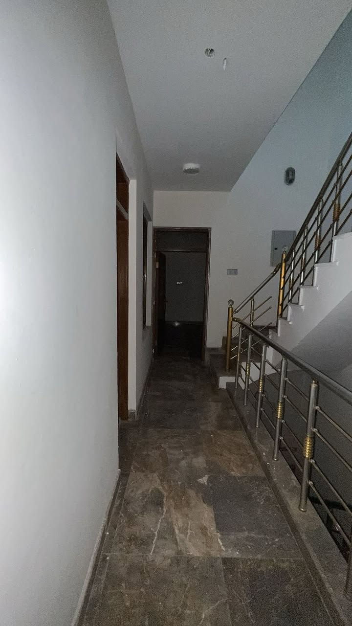 #للايجار____في____السيدية 

بيت مساحة 120م نظيف

يحتوي على ثلاث غرف نوم وصالة ومطبخ وخدمات 

قيمة الاجار: مليون قفل

للاستفسار:***********

او زيارة مكتب الفهد الهندسي للمقاولات العامة/شارع جامع الاقصى مقابل مكتبة الحكم سنتر
