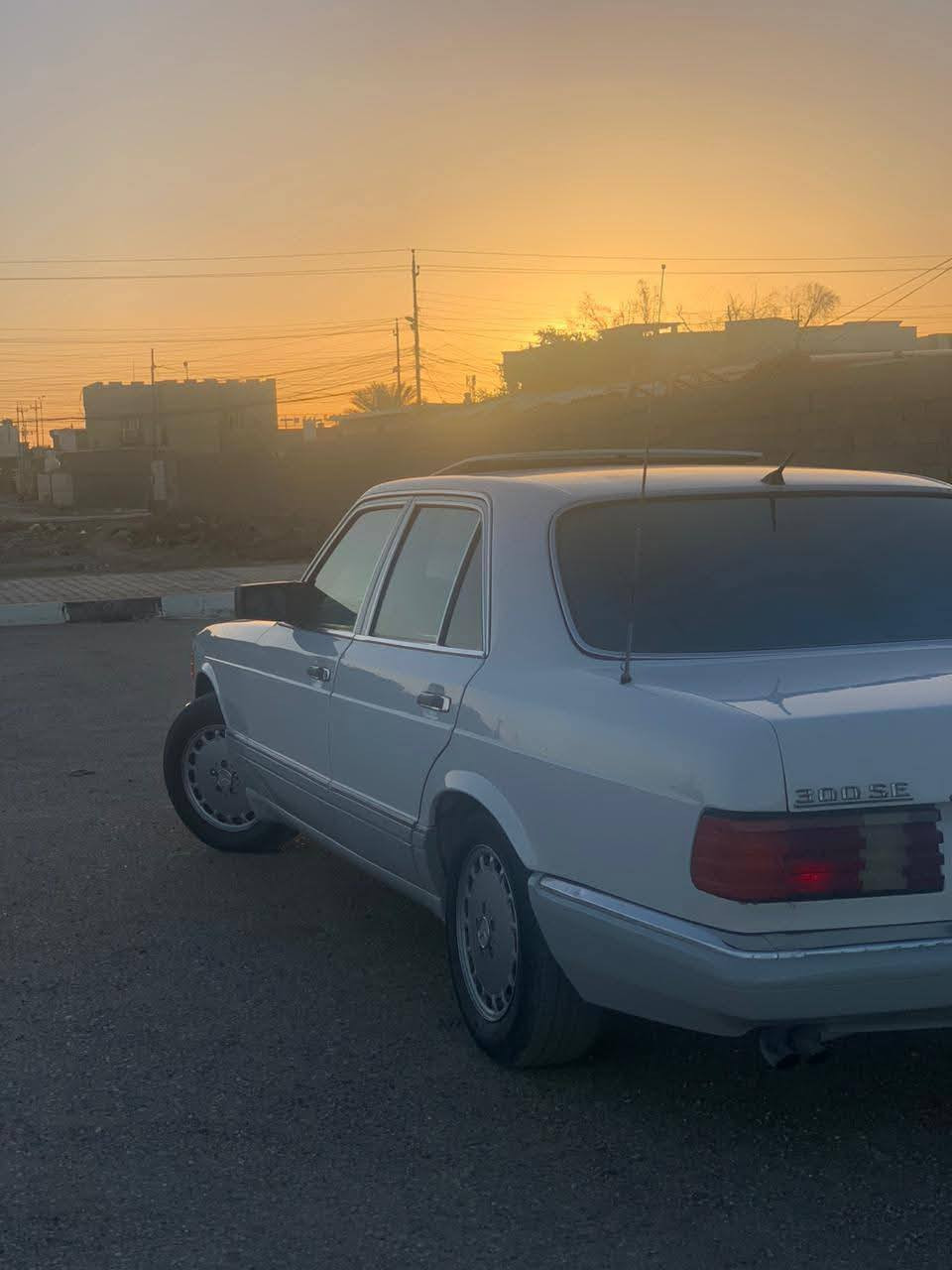 السلام عليكم مارسدس 300 ابيض بلاديه موديل 1987 محرك وكير كفاله مصبوغه للجماليه تخم تاير ادامه منضومه بانزين وادامه صدر امامي وخلفي تبريدثلج سعر65 بيهه مجال لطيبين ***********؟
