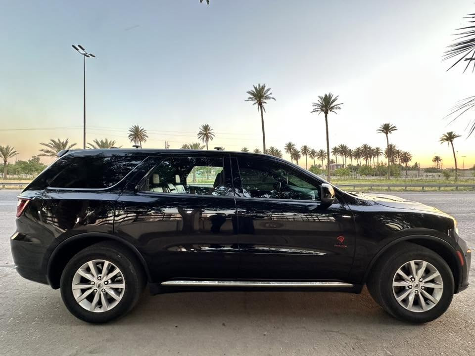 دورنكو 2023 Federal police pursuit 

 1. ( الميزات 👍 )  :- 
     *ماشية 31 الف كيلومتر وليس ميل .
     * هيمي .
     *سبعة راكب .
     * تبريد 3 قطع اصلي .
     * حساس خلفي .
     * رادار جانبي تنبيه ⚠️ بالمرايا .
     * مساعد اصطفاف الرجوع وتوقف  
     تلقائي .
     * آبل كار بلي .
     * كشنات كهرباء .   
     * دخول جديد وترقيم بغداد جديد بأسمي .
     * كير طرح وليس تعليك . 
     * السيارة عليها نانو سيراميك هيكاري  وشمع سوفت 99 حماية للصبغ بس هذا كلف 250 الف دينار . 
      * منظومة زنون  philips  كاملة حتى البروجكترات . 

  2. ( الحادث ⚡️ )  :- 
حوض الجنطة الخلفي بدون كص شواصي ومبدل باب الجنطة نفس اللون وبيها جهة السائق 3 قطع صبغ وبنيد محدث gt يعني اربع قطع وصور الحادث موجودة . 

 3. (  السعر   💵   )  :- 
      *  ( 195 ) . وبي مجال جماعة 185  وجوة ما ابيع بهيج سعر لاتعب نفسك .

4. ( تفاصيل البائع )  :- 
     * مكان السيارة بغداد الرصافة حي البساتين
         رقم الهاتف ( *********** ) 
           واتساب ( ***********  ) 

5.  (  الرجاء لطفاً ) :- 
      * اذا ما عجبتك السيارة او سعرها صلي على 
           نبيك وآله  والله يرزقك ويرزقنا الرزق 
           الحلال الطيب .
